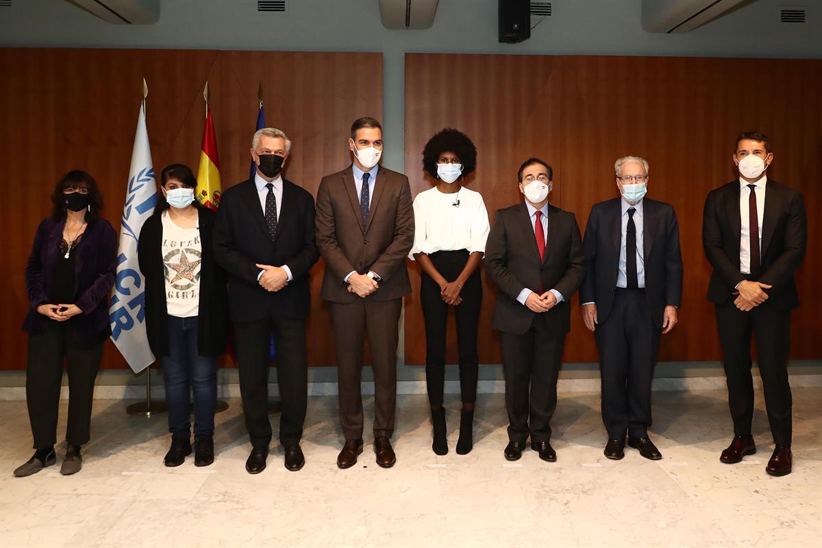 8/11/2021. Sánchez preside el 70º aniversario de la Convención de 1951 sobre el Estatuto de los Refugiados. Foto de familia del presidente d...