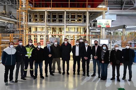 8/12/2021. Pedro Sánchez visita la empresa gallega FINSA. Foto de familia del presidente del Gobierno, Pedro Sánchez, en su visita a la empr...