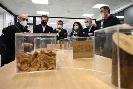 8/12/2021. Pedro Sánchez visita la empresa gallega FINSA. El presidente del Gobierno, Pedro Sánchez, durante su visita a la empresa gallega ...