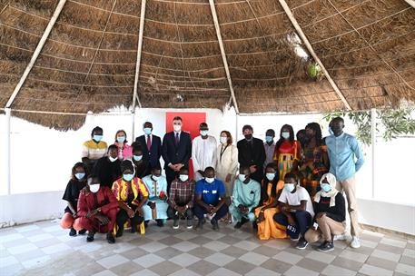 9/04/2021. Gira africana de Pedro Sánchez: Senegal (segunda jornada). El presidente del Gobierno, Pedro Sánchez, en una foto de familia dura...