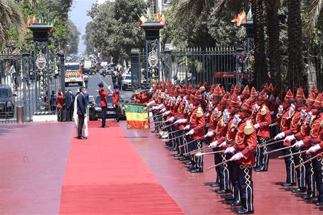 9/04/2021. Gira africana de Pedro Sánchez: Senegal (segunda jornada). El presidente del Gobierno, Pedro Sánchez, es recibido con honores a s...