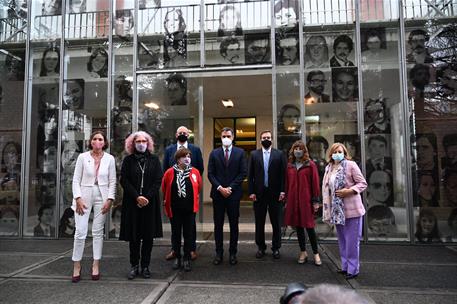 9/06/2021. Viaje oficial de Pedro Sánchez a Argentina: visita al Museo Sitio de la Memoria. Foto de familia de la visita del presidente del ...