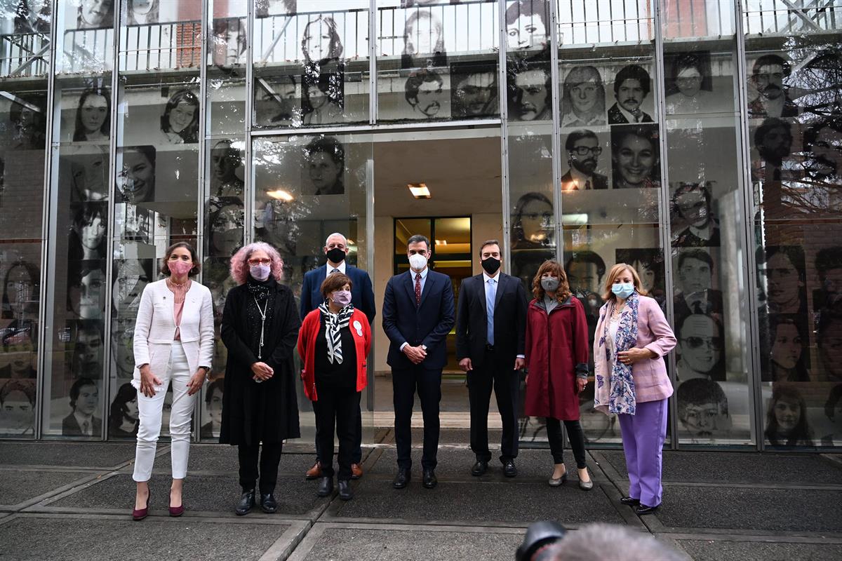 9/06/2021. Viaje oficial de Pedro Sánchez a Argentina: visita al Museo Sitio de la Memoria. Foto de familia de la visita del presidente del ...
