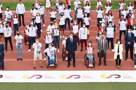 9/09/2021. Sánchez asiste al acto de homenaje a deportistas olímpicos y paralímpicos. Detalle de la foto de familia del presidente del Gobie...