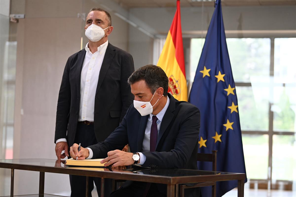 9/09/2021. Sánchez asiste al acto de homenaje a deportistas olímpicos y paralímpicos. El presidente del Gobierno, Pedro Sánchez, firma en el...