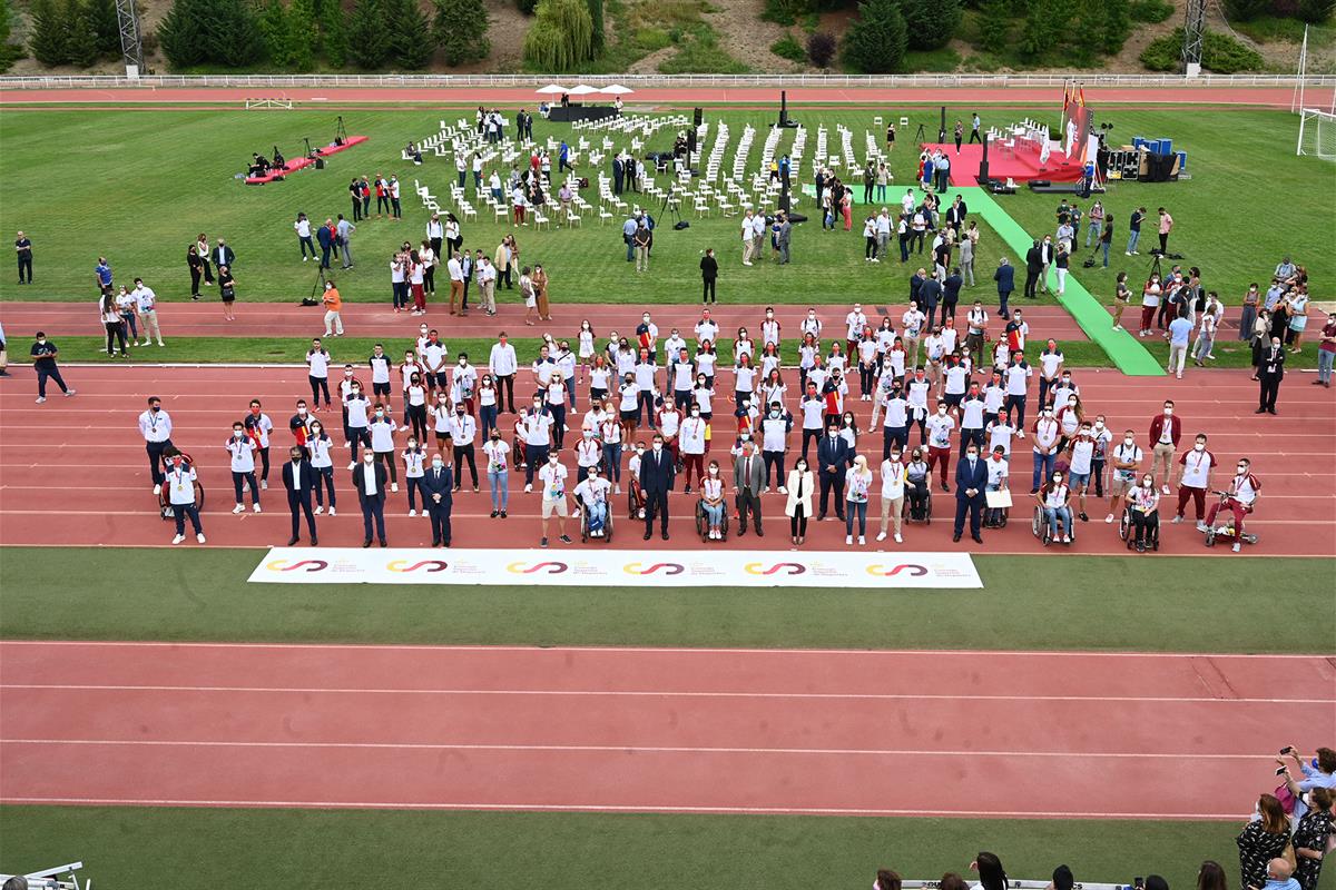 9/09/2021. Sánchez asiste al acto de homenaje a deportistas olímpicos y paralímpicos. Foto de familia del presidente del Gobierno, Pedro Sán...