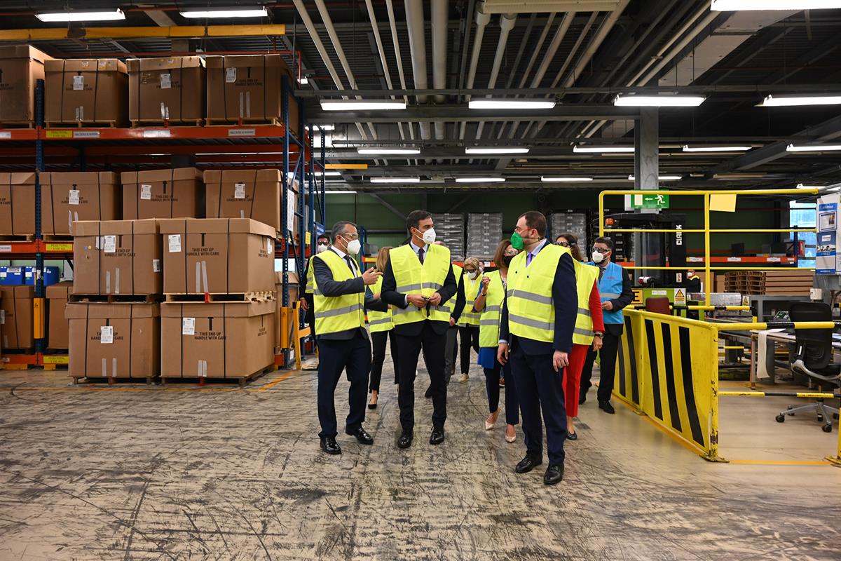 9/09/2021. Pedro Sánchez visita la fábrica DuPont Asturias. El presidente del Gobierno, Pedro Sánchez, durante su visita a las instalaciones...