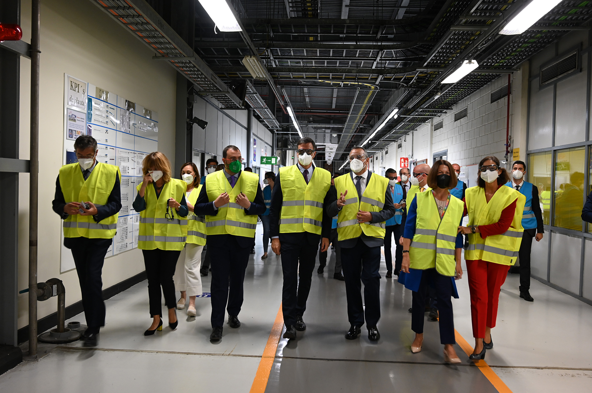 Pedro Sánchez durante su visita a las instalaciones de la industria química DuPont Asturias