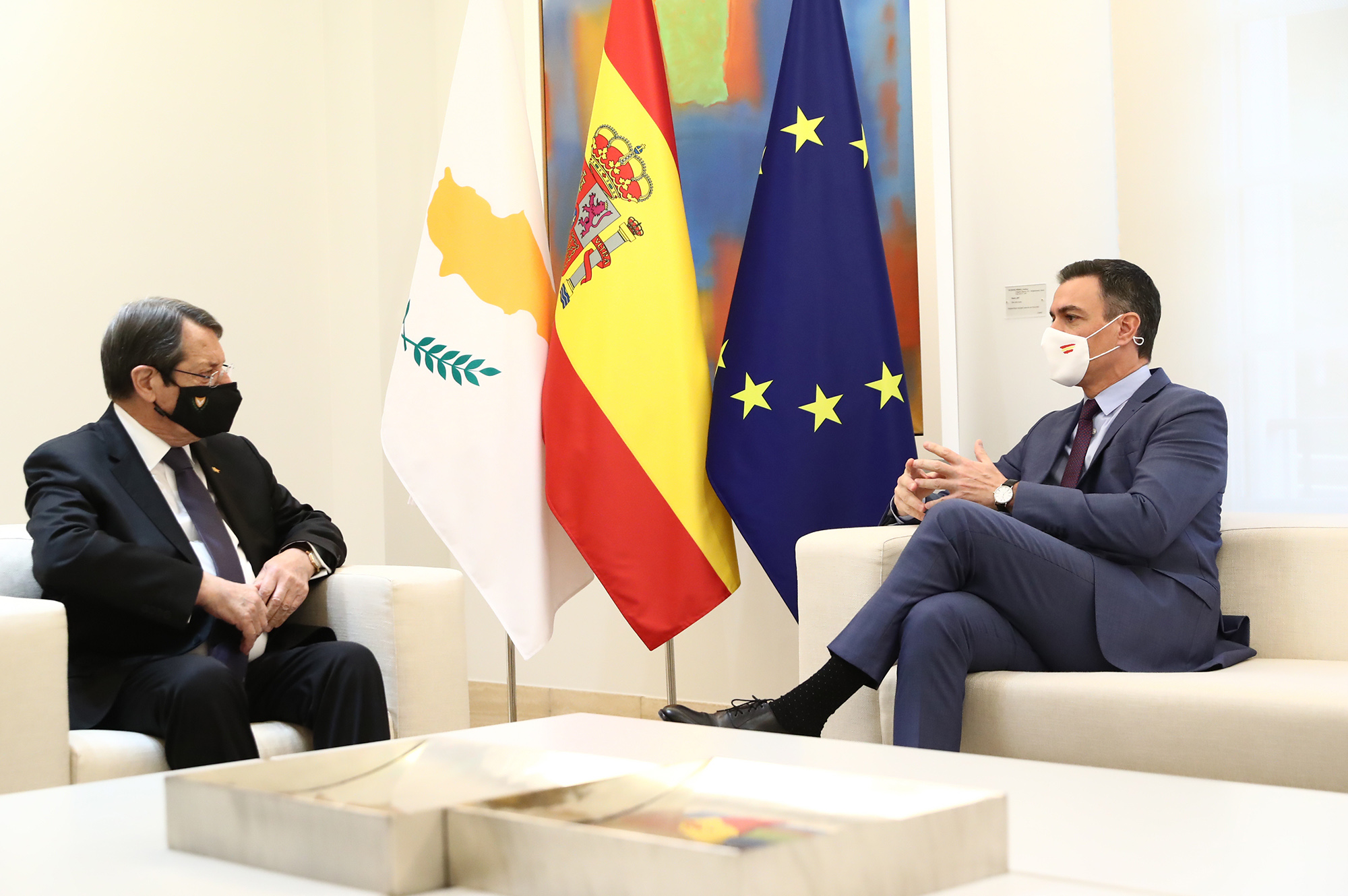 El presidente del Gobierno, Pedro Sánchez, y el presidente de la República de Chipre, Nicos Anastasiades, durante su encuentro