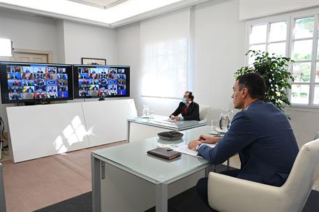 El presidente del Gobierno, Pedro Sánchez, y el ministro José Manuel Albares, durante la videoconferencia