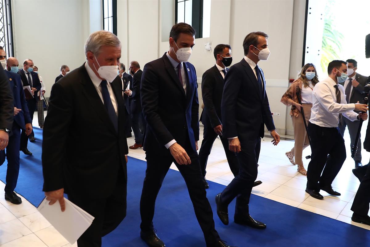 10/05/2021. Viaje del presidente del Gobierno a Grecia. El presidente del Gobierno, Pedro Sánchez, y el primer ministro de la República Helé...