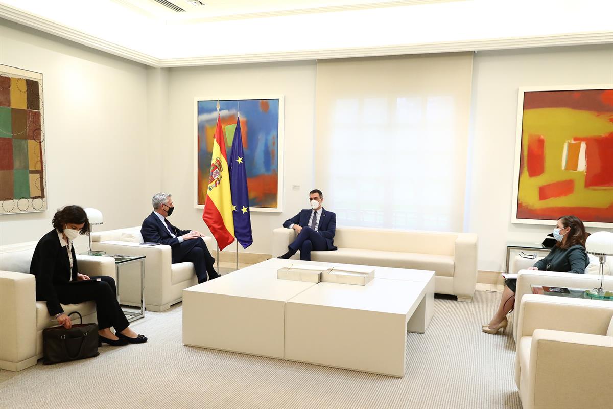 12/02/2021. Sánchez recibe al Alto Comisionado de Naciones Unidas para los Refugiados. El presidente del Gobierno, Pedro Sánchez, durante su...