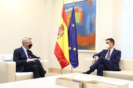 12/02/2021. Sánchez recibe al Alto Comisionado de Naciones Unidas para los Refugiados. El presidente del Gobierno, Pedro Sánchez, durante su...