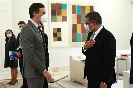 12/05/2021. Pedro Sánchez se reúne con el presidente de la COP 26. El presidente del Gobierno, Pedro Sánchez, saluda al presidente de la COP...