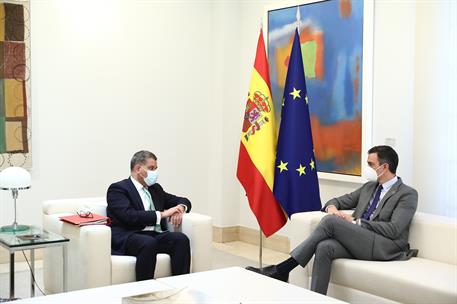 12/05/2021. Pedro Sánchez se reúne con el presidente de la COP 26. El presidente del Gobierno, Pedro Sánchez, y el presidente de la COP 26 (...