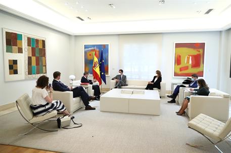 12/05/2021. Pedro Sánchez se reúne con el presidente de la COP 26. El presidente del Gobierno, Pedro Sánchez, y el presidente de la COP 26 (...