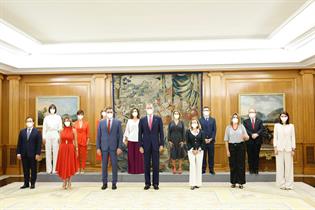 El rey Felipe VI, el presidente del Gobierno y los nuevos ministros