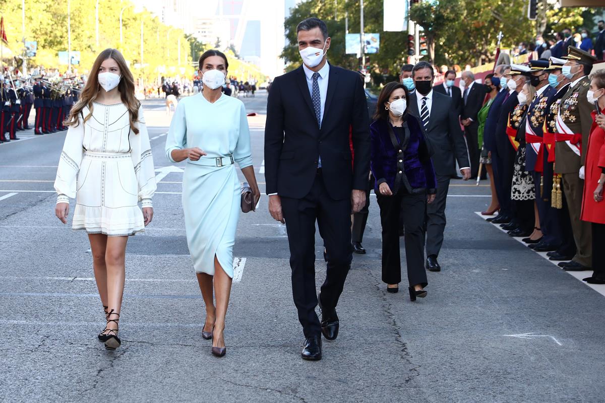 12/10/2021. Día de la Fiesta Nacional. El presidente del Gobierno, Pedro Sánchez, junto a la Infanta Sofía, S.M. la Reina doña Letizia y la ...