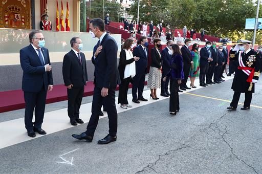 12/10/2021. Día de la Fiesta Nacional. El presidente del Gobierno, Pedro Sánchez, saluda a los presidentes autonómicos durante los actos con...