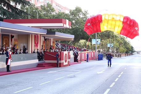 12/10/2021. Día de la Fiesta Nacional. Uno de los militares de la patrulla acrobática de paracaidismo del Ejército del Aire toma tierra port...