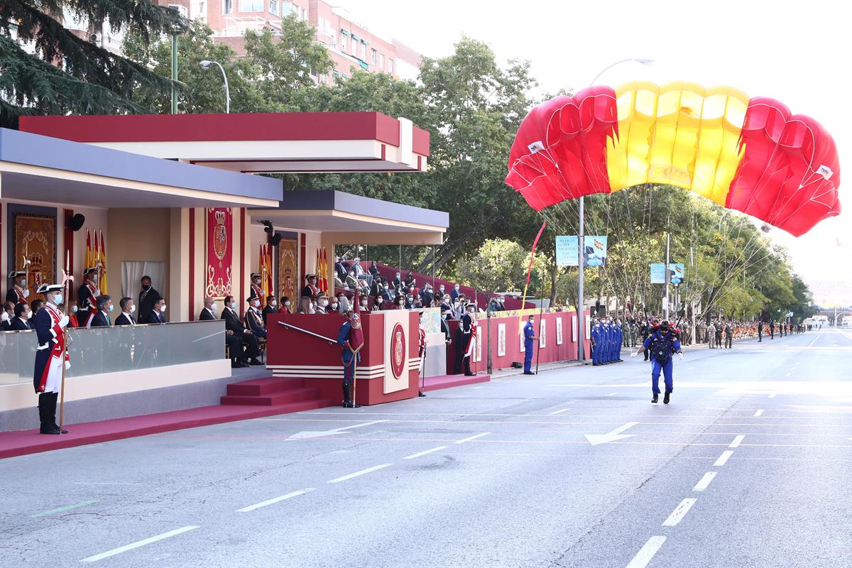 12/10/2021. Día de la Fiesta Nacional. Uno de los militares de la patrulla acrobática de paracaidismo del Ejército del Aire toma tierra port...