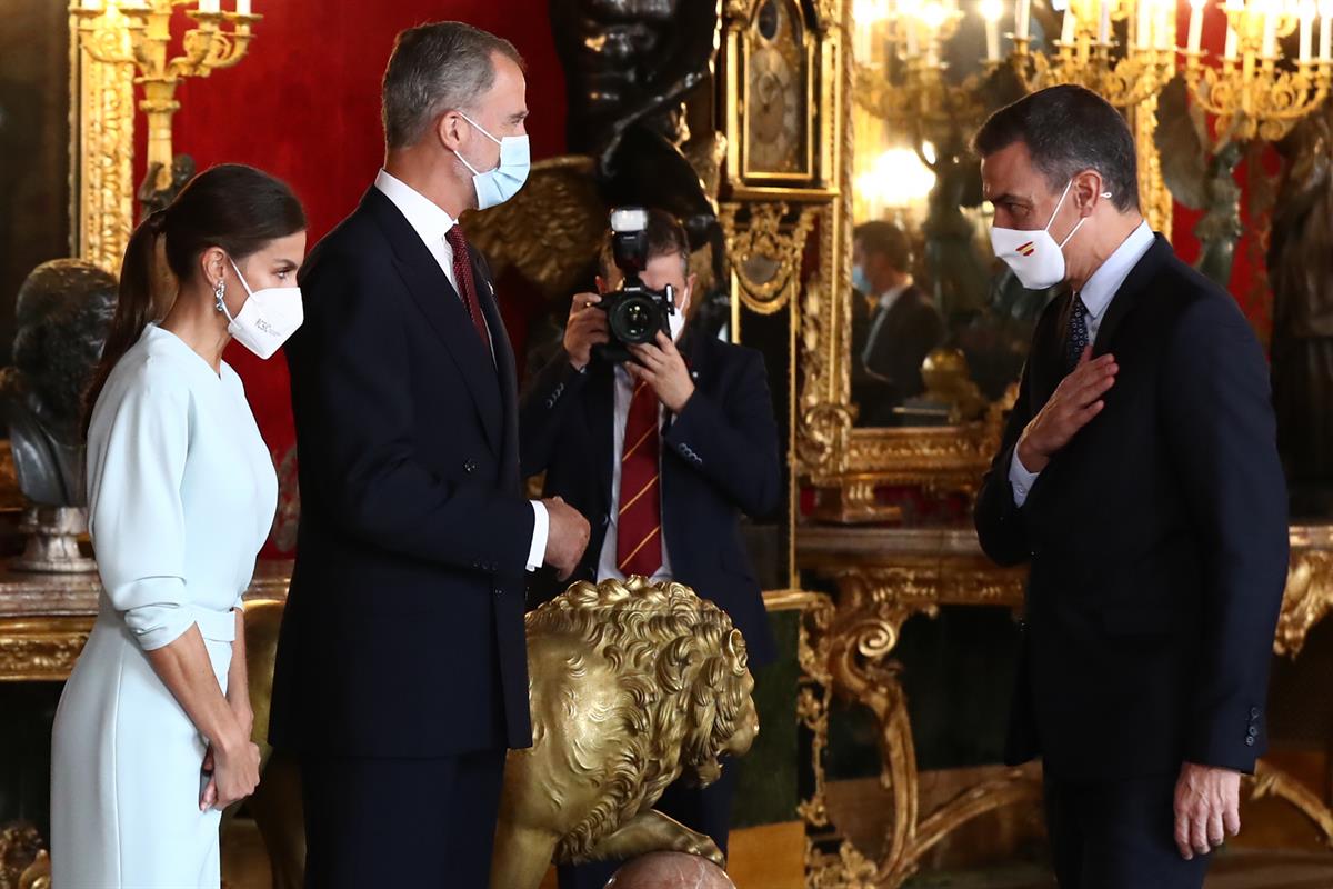 12/10/2021. Día de la Fiesta Nacional. El presidente del Gobierno, Pedro Sánchez, saluda a SS.MM. los Reyes durante la recepción en el Palacio Real.