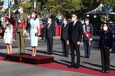 12/10/2021. Día de la Fiesta Nacional. El presidente del Gobierno, Pedro Sánchez, junto a SS.MM. los Reyes, la Infanta Sofía y la ministra d...