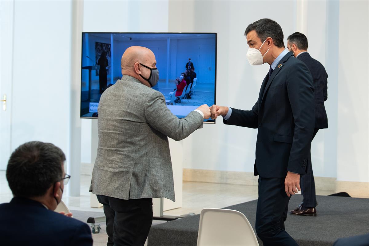 13/05/2021. Acto sobre la reforma del art. 49 de la Constitución. El presidente del Gobierno, Pedro Sánchez, saluda al presidente del Comité...