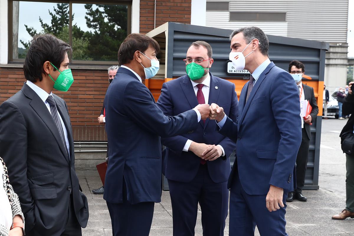 13/07/2021. Visita de Pedro Sánchez a ArcelorMittal en Gijón. El presidente del Gobierno, Pedro Sánchez, saluda al presidente de ArcelorMitt...