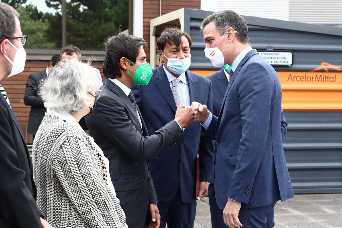 13/07/2021. Visita de Pedro Sánchez a ArcelorMittal en Gijón. El presidente del Gobierno, Pedro Sánchez, saluda al consejero delegado de Arc...