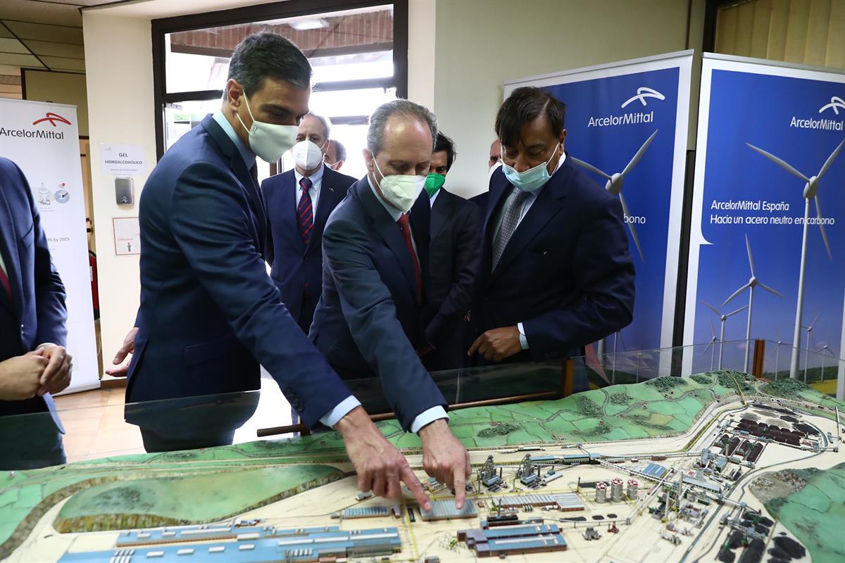 13/07/2021. Visita de Pedro Sánchez a ArcelorMittal en Gijón. El presidente del Gobierno, Pedro Sánchez, y el presidente de ArcelorMittal, L...