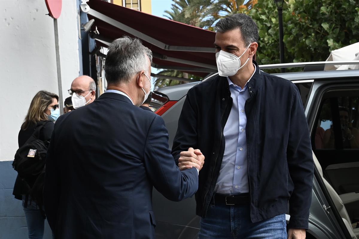 13/10/2021. Pedro Sánchez visita por cuarta vez La Palma tras la erupción del volcán. El presidente del Gobierno, Pedro Sánchez, saluda al p...