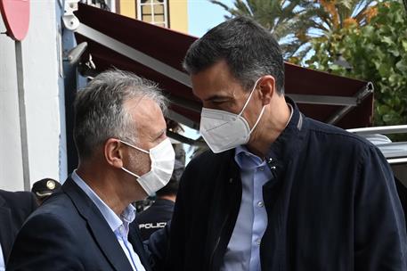 13/10/2021. Pedro Sánchez visita por cuarta vez La Palma tras la erupción del volcán. El presidente del Gobierno, Pedro Sánchez, conversa co...