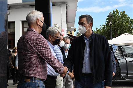 13/10/2021. Pedro Sánchez visita por cuarta vez La Palma. El presidente del Gobierno, Pedro Sánchez, saluda a los ciudadanos de La Palma dur...