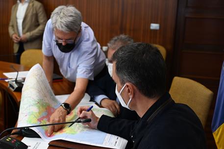 13/10/2021. Pedro Sánchez visita por cuarta vez La Palma tras la erupción del volcán. El presidente del Gobierno, Pedro Sánchez, ha presidid...