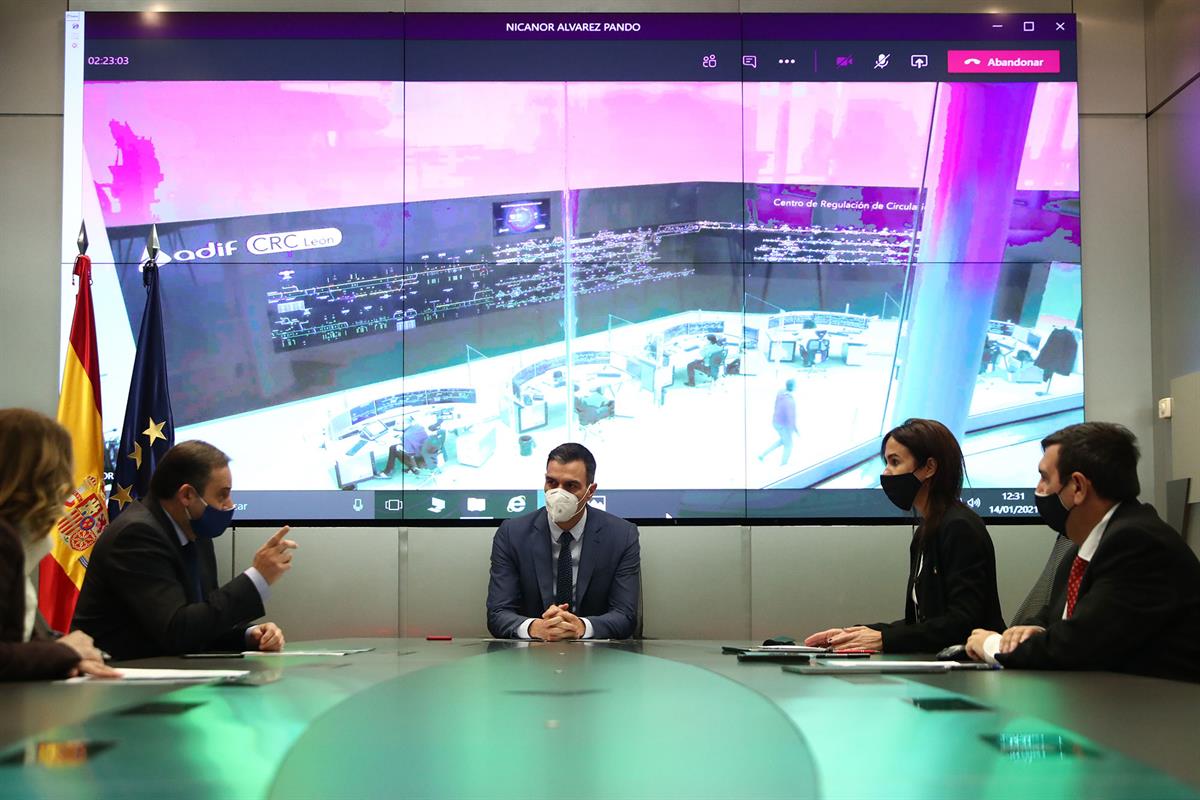 14/01/2021. Pedro Sánchez visita el Centro de Regulación y Control de la Estación de Madrid Atocha. El presidente del Gobierno, Pedro Sánche...