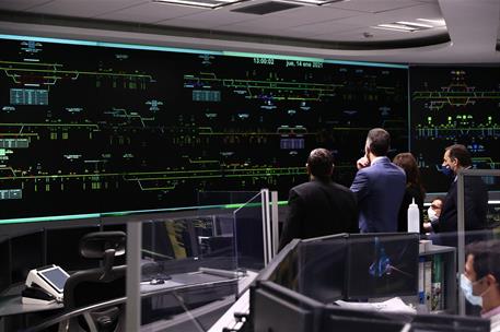 14/01/2021. Pedro Sánchez visita el Centro de Regulación y Control de la Estación de Madrid Atocha. El presidente del Gobierno, Pedro Sánche...