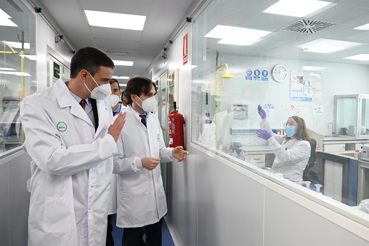 14/05/2021. Pedro Sánchez visita los laboratorios farmacéuticos del Grupo Rovi en Granada. El presidente del Gobierno, Pedro Sánchez, durant...