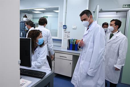 14/05/2021. Pedro Sánchez visita los laboratorios farmacéuticos del Grupo Rovi en Granada. El presidente del Gobierno, Pedro Sánchez, durant...