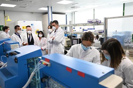 14/05/2021. Pedro Sánchez visita los laboratorios farmacéuticos del Grupo Rovi en Granada. El presidente del Gobierno, Pedro Sánchez, durant...