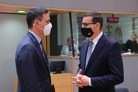 24/06/2021. Pedro Sánchez asiste al Consejo Europeo. El presidente del Gobierno, Pedro Sánchez, conversa con el primer ministro de Polonia, ...