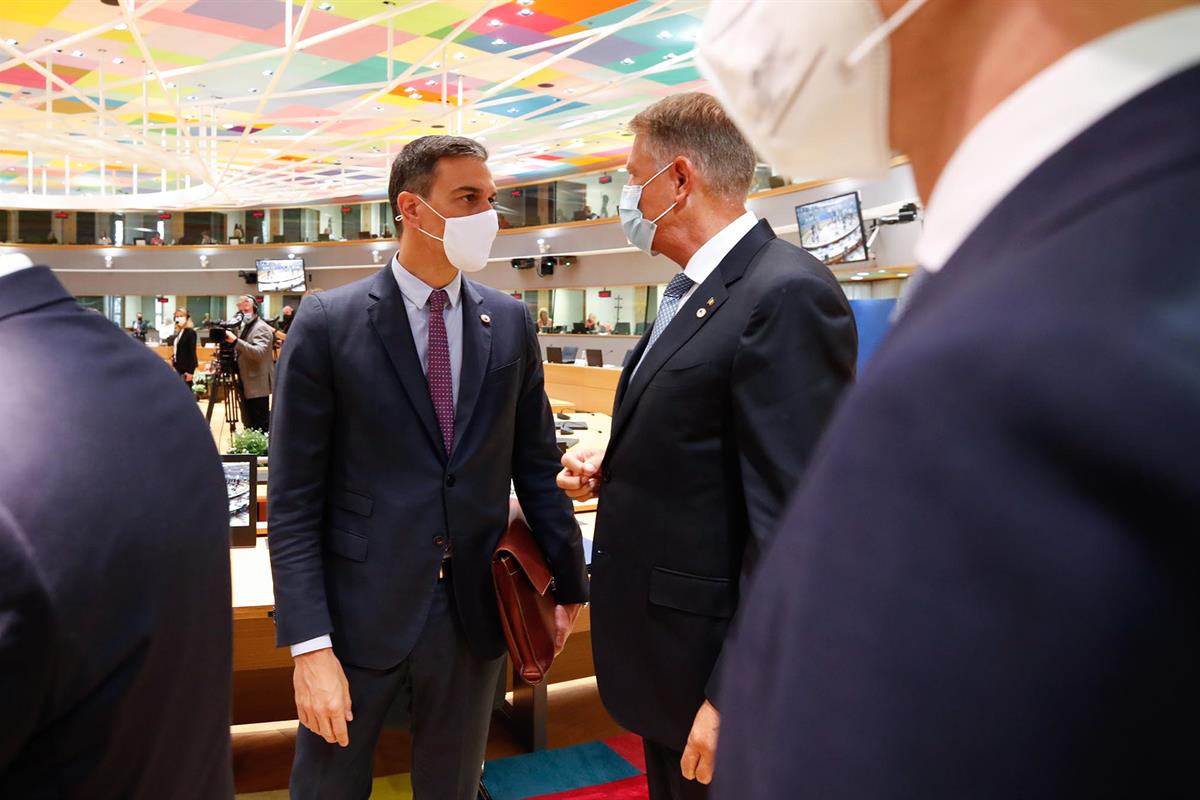 24/06/2021. Pedro Sánchez asiste al Consejo Europeo. El presidente del Gobierno, Pedro Sánchez, conversa con uno de sus homólogos comunitari...