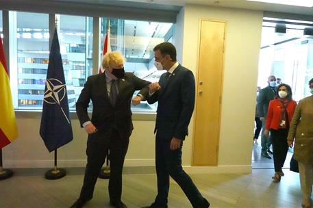 14/06/2021. Pedro Sánchez asiste en Bruselas a la Cumbre de la OTAN. El presidente del Gobierno, Pedro Sánchez, saluda al primer ministro de...