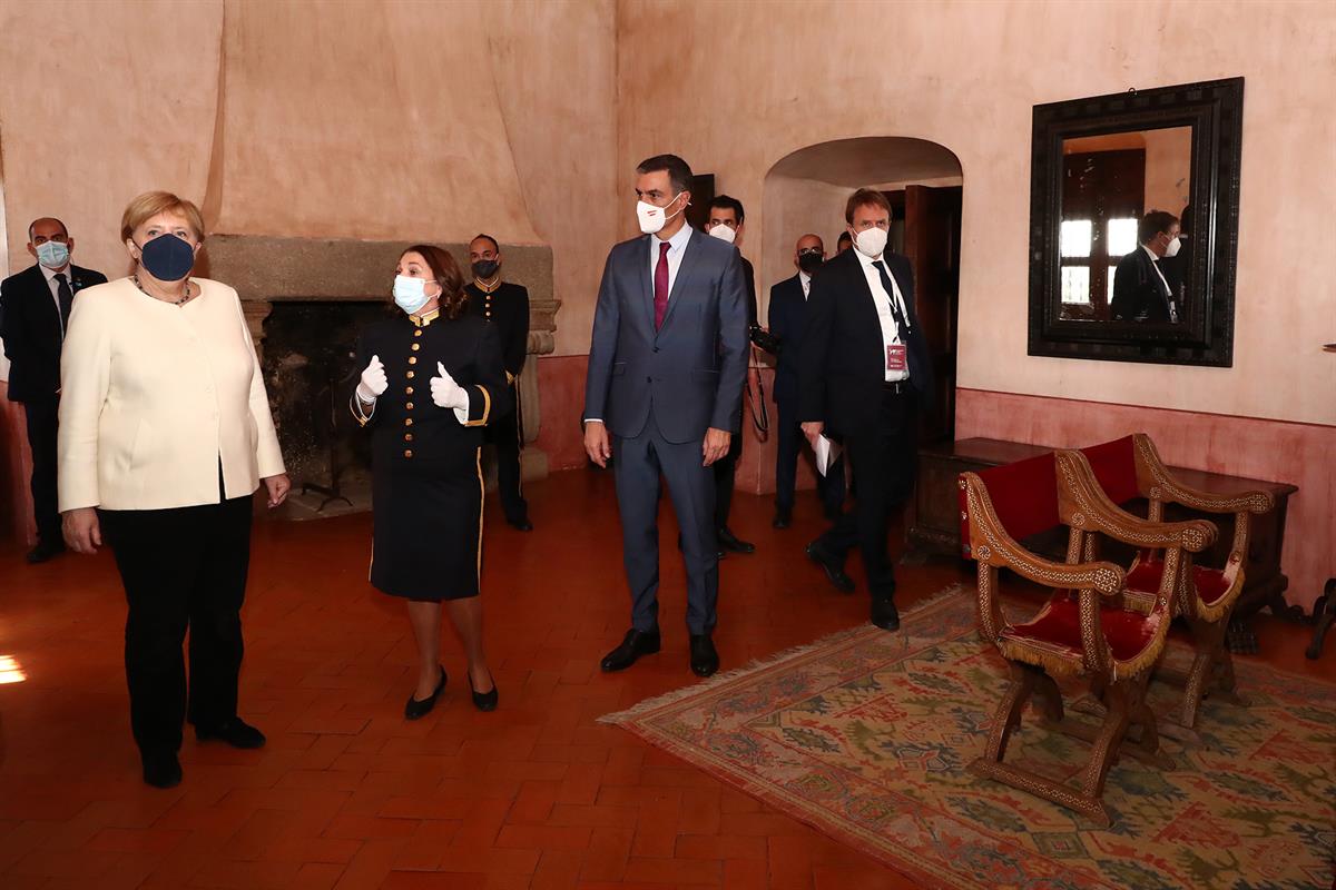 14/10/2021. Pedro Sánchez recibe a Angela Merkel. El presidente del Gobierno, Pedro Sánchez, acompaña a Angela Merkel durante su visita