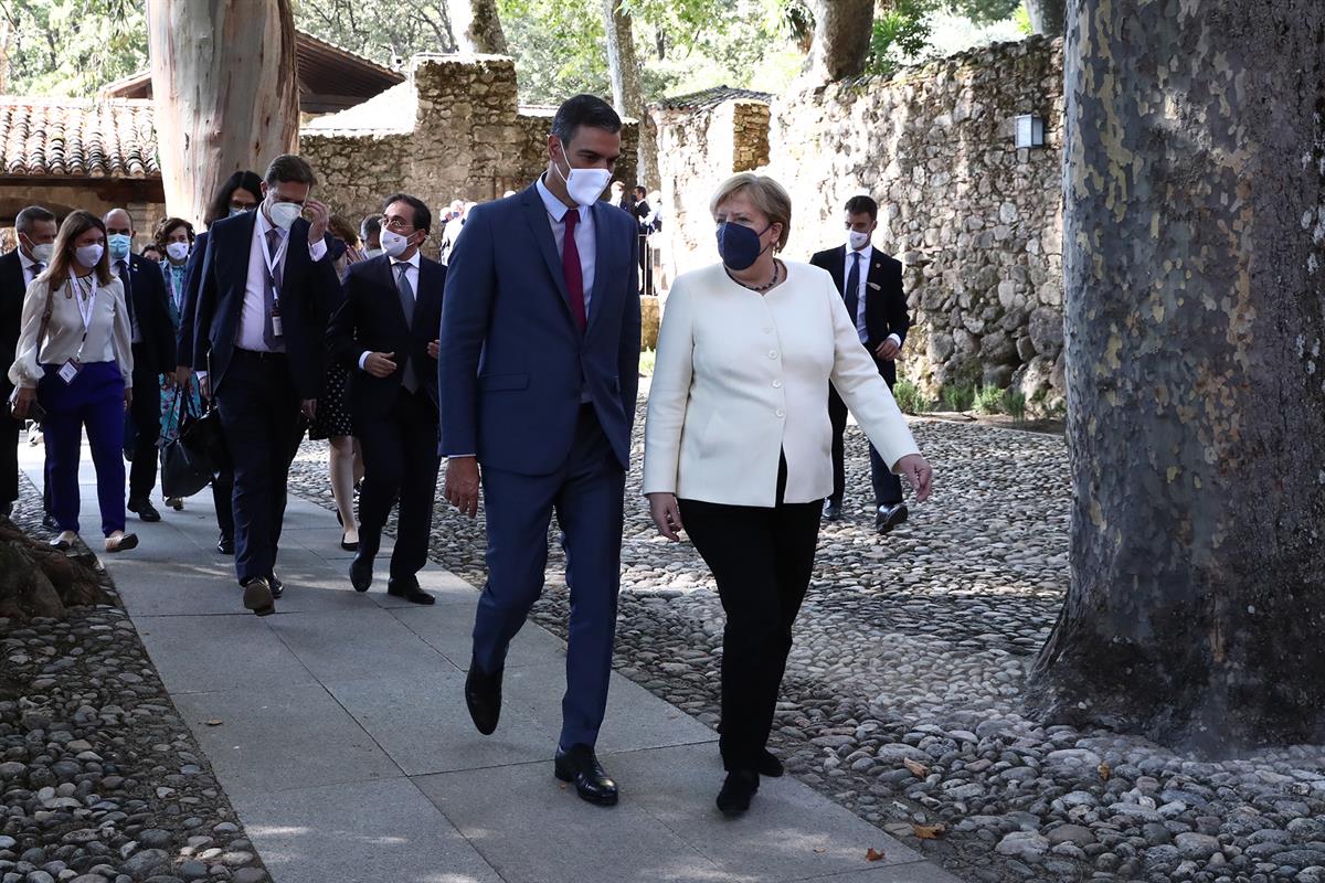 14/10/2021. Pedro Sánchez recibe a Angela Merkel. El presidente del Gobierno, Pedro Sánchez, acompaña a Angela Merkel durante su visita