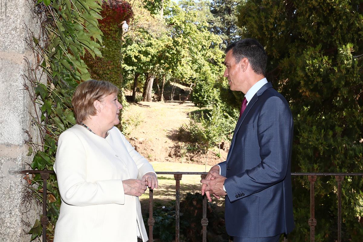 14/10/2021. Pedro Sánchez recibe a Angela Merkel. El presidente del Gobierno, Pedro Sánchez, acompaña a Angela Merkel durante su visita