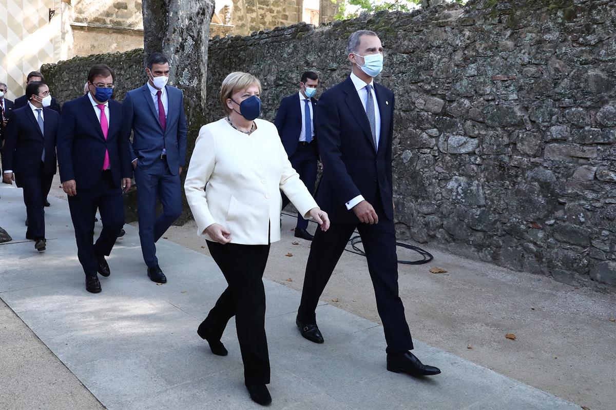 14/10/2021. Pedro Sánchez asiste a la entrega del Premio Europeo Carlos V a Angela Merkel. Tras la entrega del galardón, el rey Felipe VI ac...