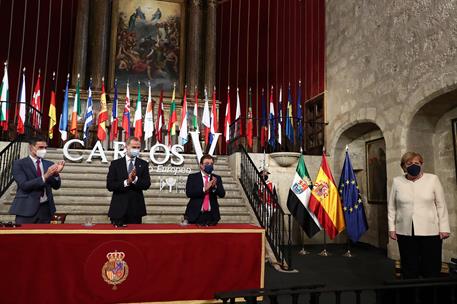 14/10/2021. Pedro Sánchez asiste a la entrega del Premio Europeo Carlos V a Angela Merkel. El rey Felipe VI, el presidente del Gobierno, Ped...