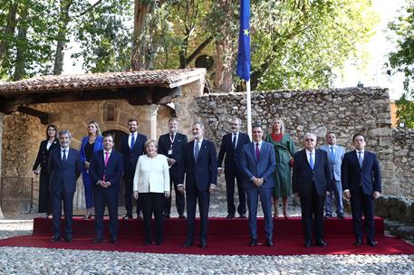 14/10/2021. Pedro Sánchez asiste a la entrega del Premio Europeo Carlos V a Angela Merkel. Foto de familia del rey Felipe VI, el presidente ...