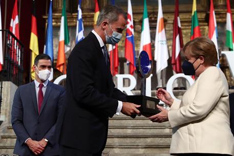 14/10/2021. Pedro Sánchez asiste a la entrega del Premio Europeo Carlos V a Angela Merkel. La canciller de Alemania, Angela Merkel, recibe d...